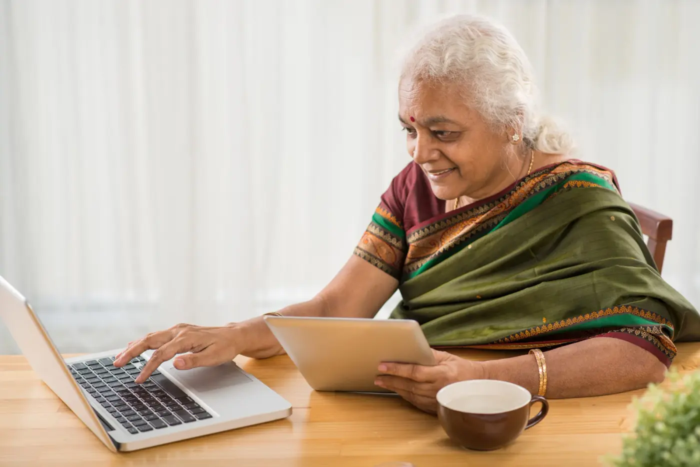 A Senior's Guide to Staying Safe Online